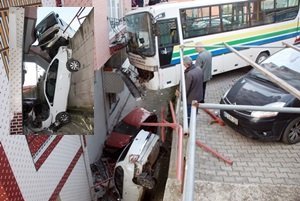 FRENİ PATLAYAN HALK OTOBÜSÜ APARTMANA ÇARPTI (GÖRÜNTÜLÜ)