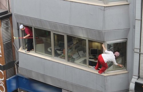 TEMİZLİK İŞÇİLERİ ÖLÜME MEYDAN OKUDU