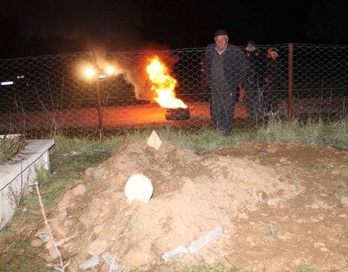 AYI KORKUSU MEZARLIKTA NÖBET TUTTURUYOR