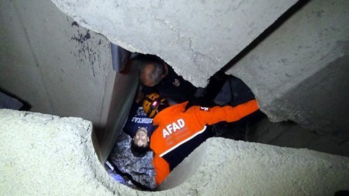 KAYALIKLARDA SIKIŞAN GENCİ KURTARMA OPERASYONU