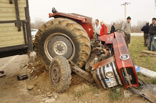 OTOMOBİLİN ÇARPTIĞI TRAKTÖR İKİYE BÖLÜNDÜ