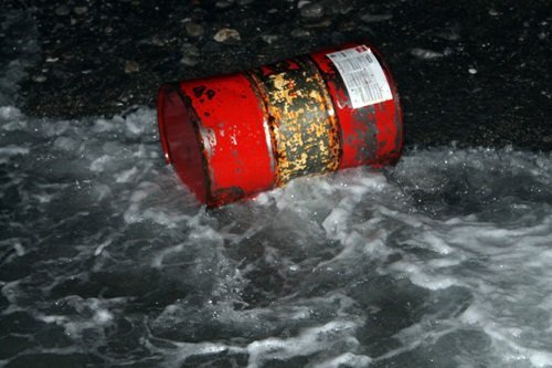 ZONGULDAK’TA KIYIYA VURAN VARİL PANİĞE SEBEP OLDU