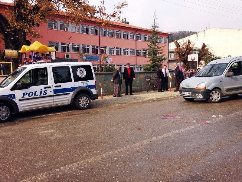 OKUL ÖNÜNDE ÖĞRENCİYE ARABA ÇARPTI