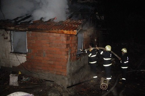 ANNELERİNİN TERK ETTİĞİ İKİ YETİMİN KALDIĞI TEK KATLI EV ALEVLERE TESLİM OLDU