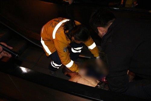 TERSTEN BİNDİĞİ YÜRÜYEN MERDİVENE KOLUNU KAPTIRDI