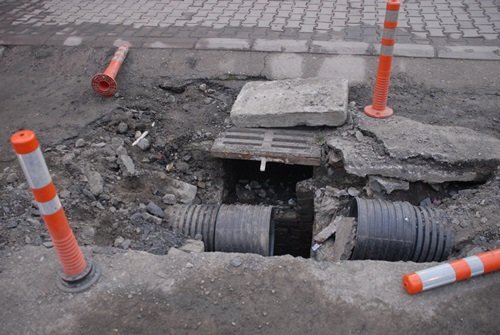 BELEDİYENİN AYLARDIR KAPATAMADIĞI ÇUKURLAR ÖLÜME DAVETİYE ÇIKARTIYOR (GÖRÜNTÜLÜ)