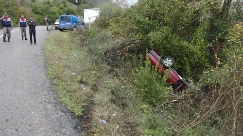 YOLDAN ÇIKAN ARAÇ TAKLA ATTI (GÖRÜNTÜLÜ)
