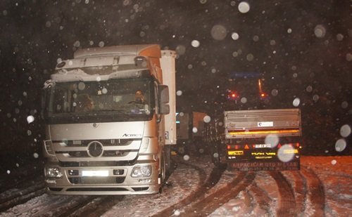 KAR YAĞIŞI SÜRÜCÜLERE ZOR ANLAR YAŞATTI