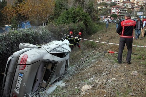 ÖĞRETMENLER GÜNÜ’NÜ KUTLAMAYA GİDERKEN KAZA YAPTILAR: 1 ÖLÜ, 5 YARALI (GÖRÜNTÜLÜ)