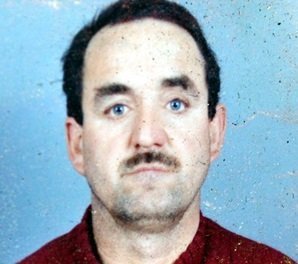 APARTMANIN MERDİVEN BOŞLUĞUNDA ÖLÜ BULUNDU