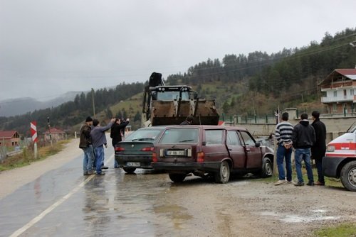 EMNİYET KEMERİ HAYAT KURTARDI KASTAMONU’DA TRAFİK KAZASI: 4 YARALI
