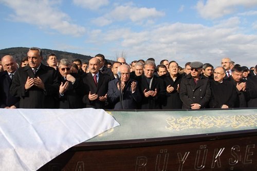 MEHMET ALİ ŞAHİN EŞİNİ GÖZYAŞLARI İÇİNDE SON YOLCULUĞUNA UĞURLADI