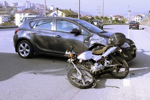 MOTOSİKLETLE OTOMOBİL ÇARPIŞTI: 1 YARALI
