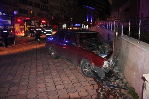 ALKOLLÜ SÜRÜCÜ OTOMOBİLİ İLE AVM’NİN DUVARINA ÇARPTI