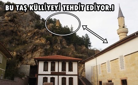 Çatlak Oluşan Kaya Külliyeyi Tehdit Ediyor