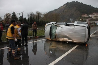 YOLDAN ÇIKAN OTOMOBİL TAKLA ATTI