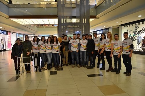 TOPLUM GÖNÜLLÜLERİNDEN DEMİRPARK AVM’DE İLGİNÇ ETKİNLİK