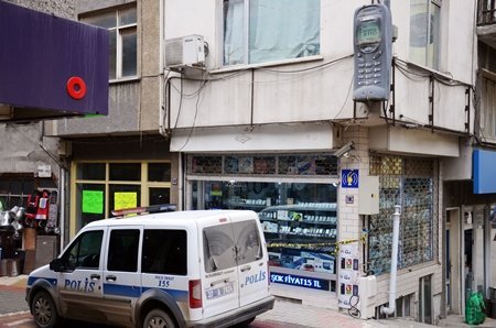 KARAKOLUN KARŞINDAKİ İŞYERLERİNİ SOYDULAR