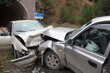 DOĞUM YAPMAKTA OLAN EŞİNİ HASTANEYE GETİRİRKEN KAZA YAPTILAR