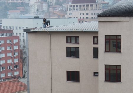 ÇATIDAKİ İŞÇİLER, CAMBAZ GİBİ ÇALIŞIYOR