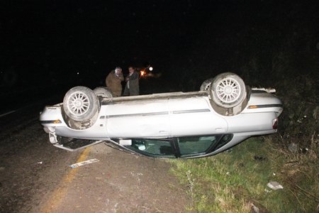 YOLDAN ÇIKAN OTOMOBİL TAKLA ATTI: 1 YARALI