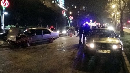 YOLA ÇIKAN ALKOLLÜ ŞAHIS KAZAYA SEBEP OLDU: İKİ YARALI