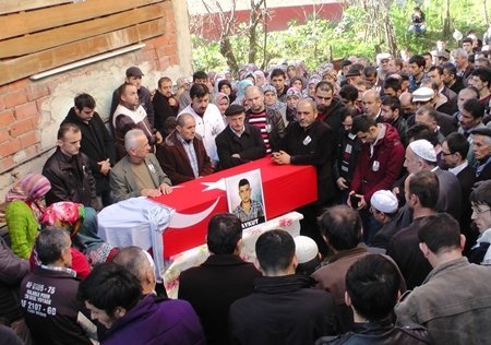 HAKKARİ’DE HAYATINI KAYBEDEN ASKER TOPRAĞA VERİLDİ