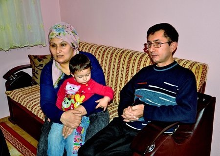 ÇOCUKLARININ HASTALIĞINA GÖZÜNÜ FEDA ETTİ (BU AİLEYE YARDIMCI OLUN)