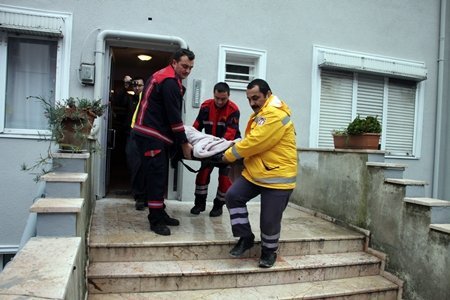 YATAKTAN DÜŞEREK YARALANAN YAŞLI KADINI İTFAİYE EKİPLERİ KURTARDI