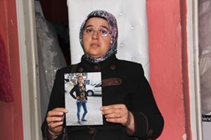 GÖZYAŞLARI İÇİNDE KIZINI ARIYOR