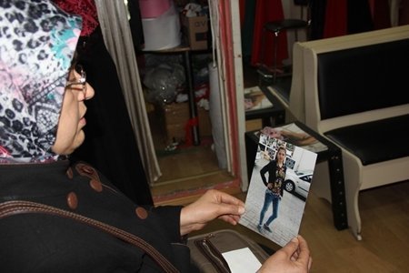 GÖZYAŞLARI İÇİNDE KIZINI ARIYOR