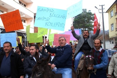 KÖYLÜLERDEN ATLI EŞEKLİ YOL EYLEMİ (GÖRÜNTÜLÜ)