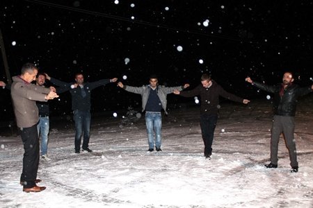 KARIN YAĞMASINI ÇİFTETELLİ OYNAYARAK KUTLADILAR