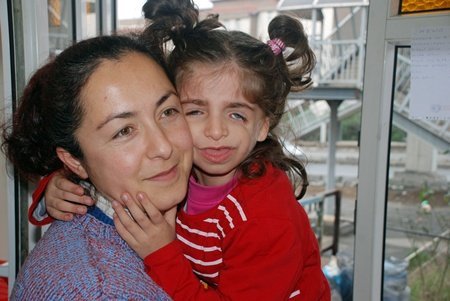 İŞİTME ENGELLİ FATMANUR İÇİN BÜTÜN MAHALLE SEFERBER OLDU