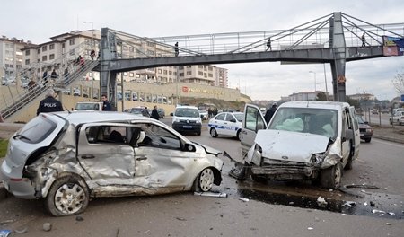 Trafik Kazası 3 Kişi Yaralandı