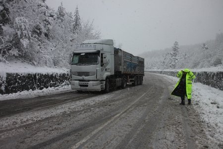 Zonguldak Ereğli Yolunda Tır’lar Yolda Kaldı