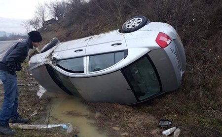 Kontrolden Çıkan Otomobil Takla Attı