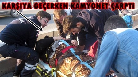 KARŞIYA GEÇMEK İSTERKEN KAMYONET ÇARPTI