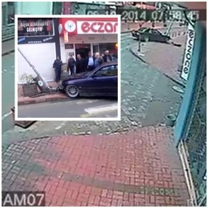 OTOMOBİL ELEKTRİK DİREĞİNE ÇARPTI (GÖRÜNTÜLÜ)