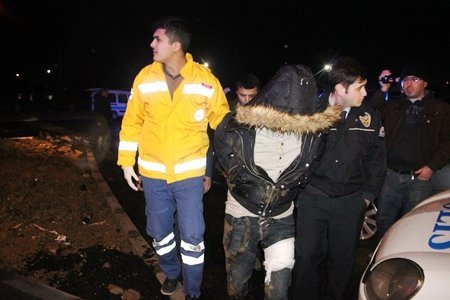 Polisin Üzerine Otomobilini Süren Sürücü Ve Yanındaki Arkadaşı Vuruldu