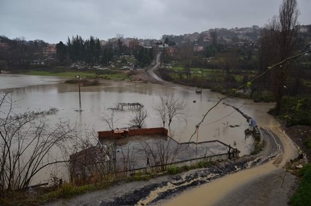 Geniş Arazi Sular Altında Kaldı, Mahalleli Evlerine Girmekte Zorlandı