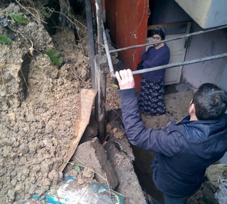 Kayan Toprak Evlere Ulaştı