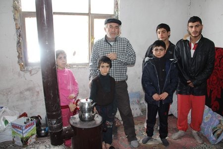 Yanan Evlerinin Tek Odasında Yaşam Mücadelesi Veriyorlar