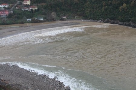 Karadeniz Çamur Rengine Boyandı