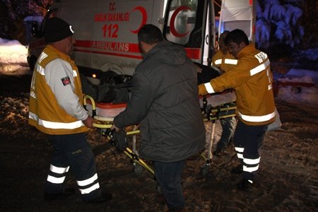 Kar Kürüyen Şahıs Çatıdan Düştü