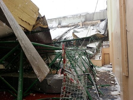 Kar, Spor Salonunun, Çatısını Çökertti