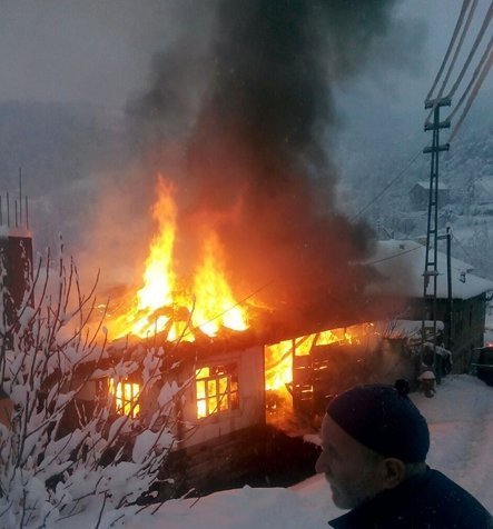 Ahşap Binalar Alev Alev Yandı