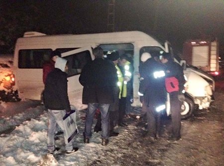 Buzda Kayan Minibüs İstinat Duvarına Çarptı: 3 Yaralı