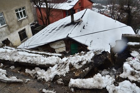 Zonguldak’ta İstinat Duvarı Evin Çatısına Çöktü