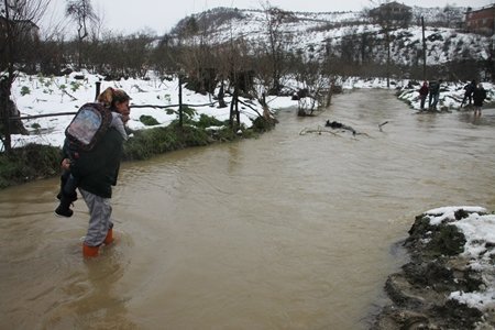 AW296621---SULARIN YÜKSELD??? KÖYDE VATANDA?LAR EVLER?NE ULA?AMIYOR